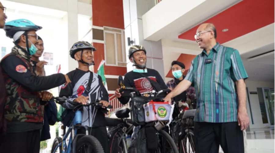 Gambar Berita Tempuh Perjalanan Ribuan Kilometer Kalteng-Solo, Pesepeda Muktamar Disambut Rektor UM Surabaya dan Diberi Hadiah Sepeda