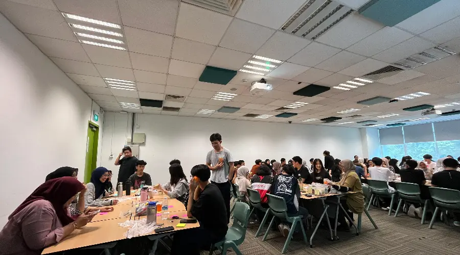 Gambar Berita TF Scale Learning Express: Mahasiswa UMSurabaya dan Singapore Polytechnic Dalami Tahap Sense & Sensibility untuk Memahami Isu Lansia