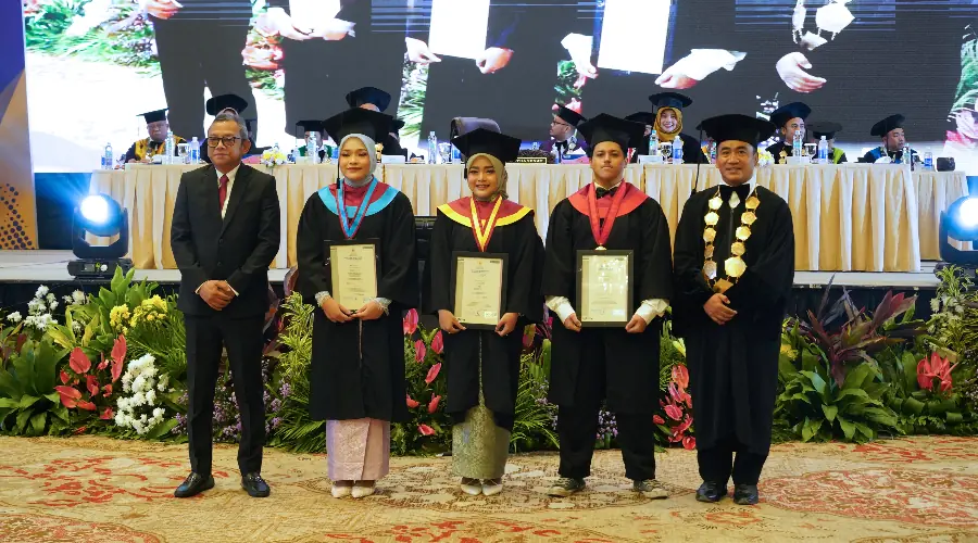 Gambar Berita Tiga Wisudawan UMSurabaya Terima Sertifikat Kompetensi dari Ketua BNSP RI dalam Wisuda ke-53