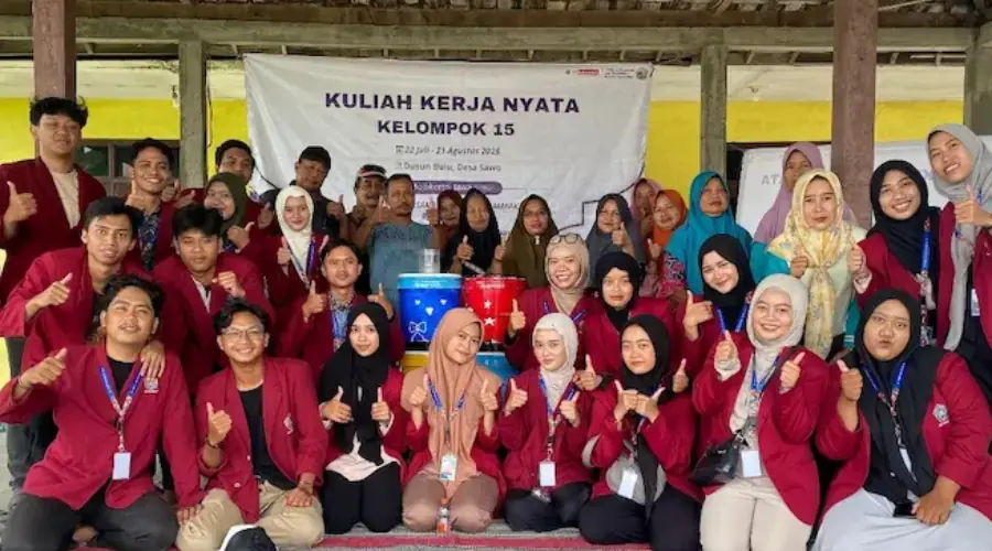 Gambar Berita Ubah Limbah Dapur Jadi Pupuk, Mahasiswa KKN UM Surabaya Kenalkan Komposter Maggot di Desa Sawo