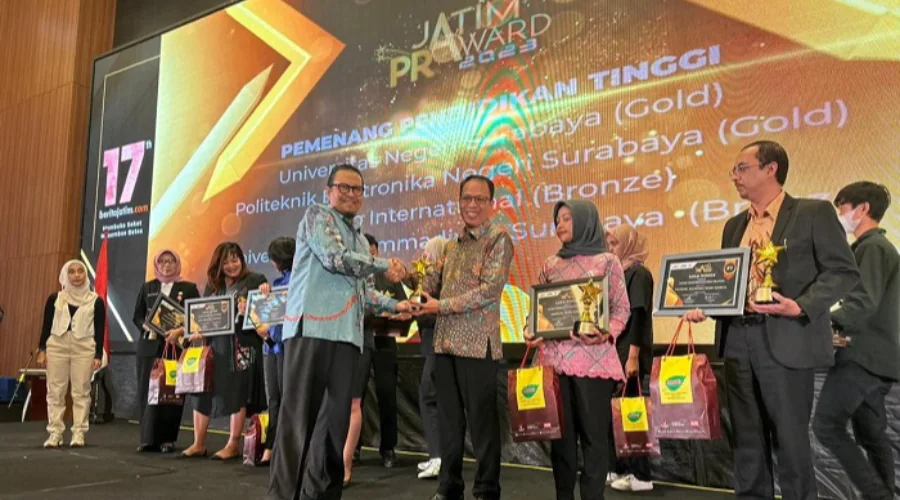 Gambar Berita UM Surabaya Raih The Best Higher Education Public Relations Jatim Awards 2023