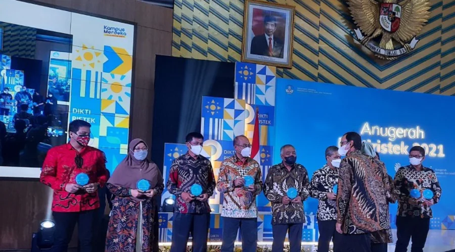 Gambar Berita UM Surabaya Satu-Satunya PTS di Jatim Peraih Penghargaan Anugerah Diktiristek 2021