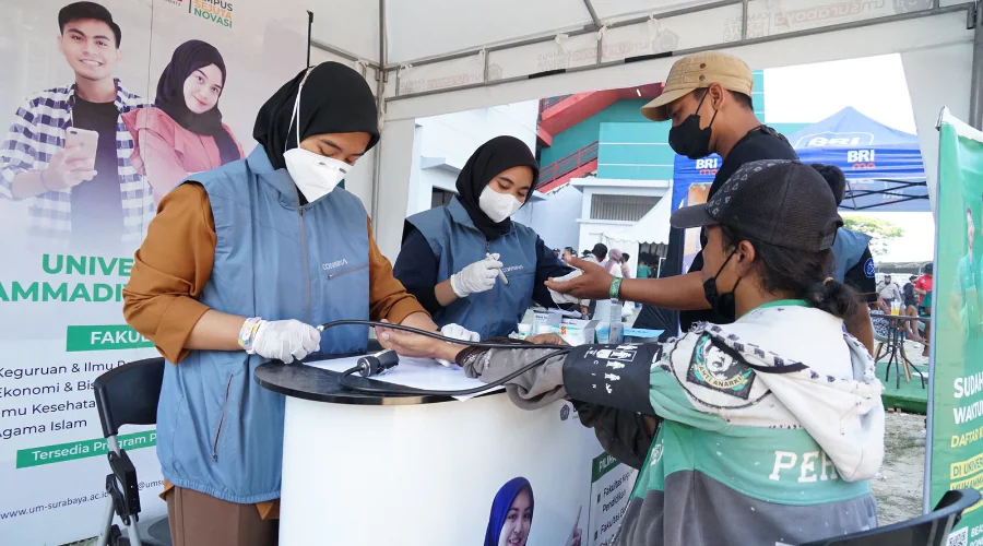 Gambar Berita UM Surabaya Deploys Health Protocol Task Force Team in Every Persebaya Home Game