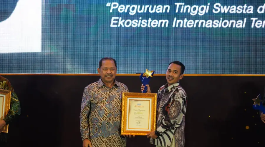 Gambar Berita Umsura Raih Penghargaan Sebagai PTS dengan Ekosistem Internasional Terbaik dari Radar Surabaya Awards