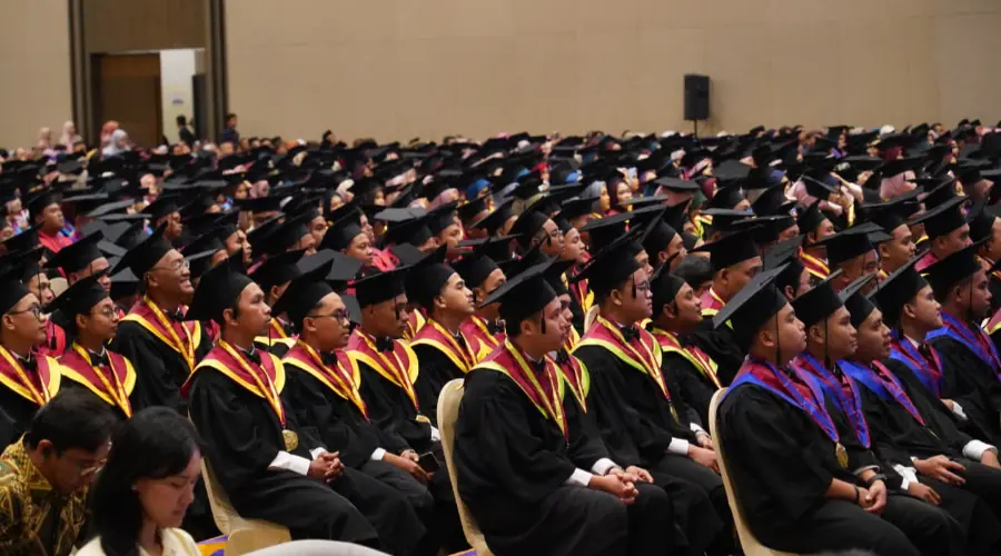 Berita Terbaru UMSurabaya Wisuda 927 Lulusan, Beri Apresiasi untuk Mahasiswa Palestina & Difabel