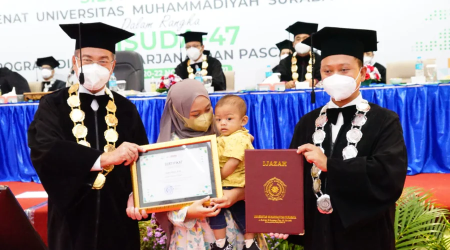 Gambar Berita Toddler Graduation, Representing His Father Who Has Passed Away